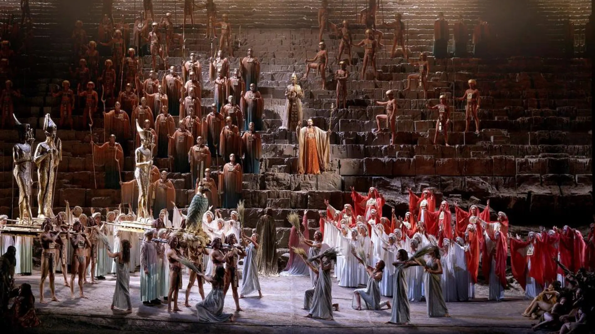 La soprano Violeta Urmana (a la dcha.) en el papel de Amneris, es uno de los grandes atractivos del primer reparto de la ópera verdiana