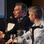El presidente argentino, Mauricio Macri (i), habla acompañado de Marcos Peña (d), jefe de Gabinete del Gobierno, tras conocer los primeros resultados de las elecciones primarias