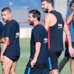 Piqué, con Messi, ayer, en Barcelona