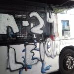 Encapuchados armados con barras de hierro atacan un autobús urbano en Vitoria