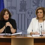 La vicepresidenta del Gobierno en funciones, Soraya Sáenz de Santamaría,iz., acompañada de la ministra de Empleo en funciones, Fátima Báñez.
