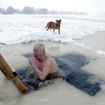 Un hombre se baña en un lago ruso, en una imagen de archivo