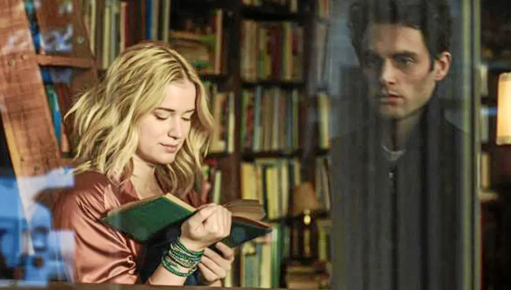 Elizabeth Lail y Penn Badgley mantienen una relación en la que el acoso de él desencadena el drama