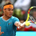 Nadal golpea una derecha en el partido de cuartos en Madrid