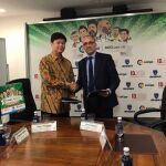 De izda a drcha: Yuli Mumpuni Widarso, Embajadora de Indonesia en España; Harry Widjaja, fundador y CEO de la Fundación de la Generación de Indonesia/ IDE.GEN y UniPapua FC; Javier Gómez Molina, Director General Corporativo de La Liga y Nicolás García, Director de La Liga Global Network