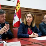Barcones contesta a las preguntas de los periodistas en presencia del riojano José Ignacio Pérez Sáenz y Miguel La Torre