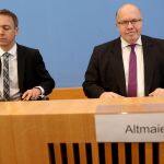 El ministro de Economía alemán, Peter Altmaier (d), hoy, en Berlín, Alemania