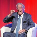 El Premio Nobel de Literatura, Mario Vargas Llosa, durante su participación en un coloquio celebrado hoy en el Teatro Goya de Barcelona, en el que han participado el líder de Ciudadanos, Albert Rivera, y la candidata de la formación naranja a la presidencia de la Generalitat, Inés Arrimadas