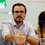 Alberto Garzón, expone ante la Asamblea Político y Social (APS) de su organización las condiciones que recogerá el acuerdo con Podemos para concurrir en coalición a las elecciones. Efe