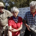 Los codirectores de los yacimientos de Atapuerca Eudald Carbonell y Juan Luis Arsuaga, junto a una de las investigadoras que muestra un hueso fósil durante la presentación del balance de la campaña de excavaciones Atapuerca 2016