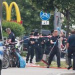 Un vecino graba con su móvil su charla con uno de los atacantes