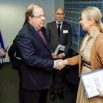El presidente de Castilla y León, Juan Vicente Herrera, saluda a la comisaria Elzbieta Bienkowska, en presencia de la consejera de Economía y Hacienda, Pilar del Olmo, y Carlos Martín Tobalina