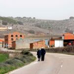Ver los pueblos vacíos es la estampa habitual del medio rural de la Comunidad. En la imagen, una pareja de personas mayores pasean por la carretera de Valdearcos de la Vega, en la provincia de Valladolid