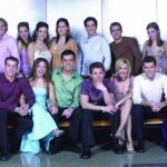 Juan Camus, en el centro de la imagen con camisa verde, y Verónica, sentada a su lado con un vestido azul, son los únicos participantes que no han confirmado su presencia en el concierto