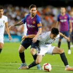 Messi disputa un balón en presencia de varios jugadores valencianistas / Efe