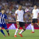 El centrocampista portugués del Valencia, Luis Carlos Almeida "Nani", intenta controlar el balón ante el defensa del Alavés, Kiko Femenía