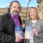Alfredo Pérez Alencart y la concejala de Salamanca Cristina Klimowitz presentan «No Resignación». A la derecha, la portada de la antología.
