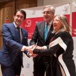 El consejero de Fomento y Medio Ambiente, Juan Carlos Suárez-Quiñones, junto con el alcalde de Ávila, José Luis Rivas y la directora de Acuaes, María Rosa Cobo