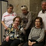 De pie y de derecha a izquierda, Victoria Ana Merino, Julia Alonso y Josefa de Castro, cuidadoras voluntarias de Cruz Roja en Valladolid. Sentadas, Dativa Cuesta y Josefa Prieto, usuarias de las actividades de la oenegé