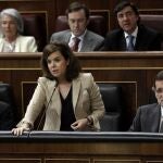 La vicepresidenta del Gobierno, Soraya Sáenz de Santamaría, junto al presidente, Mariano Rajoy y el ministro de Justicia, Alberto Ruiz Gallardón, durante su intervención en la sesión de control al Ejecutivo, esta mañana en el Congreso de los Diputados.