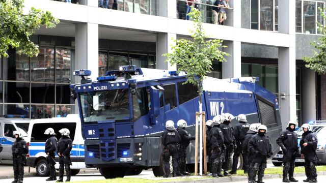 Efectivos de la policía acordonan una zona de protestas contra la cumbre del G20 celebrada en Hamburgo (Alemania) el pasado 7 de julio del 2017 Efectivos de la policía acordonan una zona de protestas contra la cumbre del G20 celebrada en Hamburgo (Alemania) el pasado 7 de julio del 2017