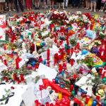 Flores y velas en las Rambla. En la imagen pequeña, Younes Abouyaaqoub, principal sospechosos del atentado