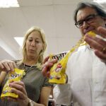 Artur Mas y Neus Munté abren unas bolsas de caramelos M&M haciendo una broma con sus apellidos, Mas y Munté.