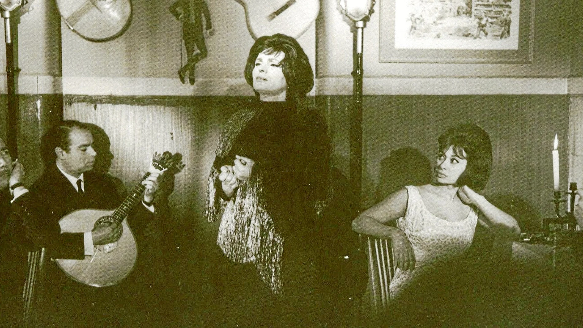 Amalia Rodrigues, la gran dama del fado, es una figura clave de este género