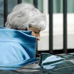 La «premier» Theresa May abandona ayer Downing Street camino del Parlamento