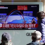 Surcoreanos ven un reportaje televisivo en vivo que muestra el anuncio especial de Corea del Norte de que ha probado con éxito un misil balístico intercontinental (ICBM) en una estación en Seúl, Corea del Sur, hoy