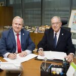 Francisco J. Martínez Amo y Diego Murillo en el momento de la firma