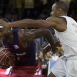 El base estadounidense del FC Barcelona Lassa Tyrese Rice intenta superar la defensa del base estadounidense Dontaye Draper, del Real Madrid