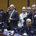 El ministro de Defensa en funciones, Pedro Morenés (i), junto al secretario de Estado de Asuntos Exteriores, Ignacio Ybañez (2d) durante la reunión ministerial de la coalición internacional contra el Dáesh, hoy en Washington