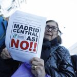 Una de las manifestantes con el cartel que proclama su reivindicación. Foto: Jesús G. Feria