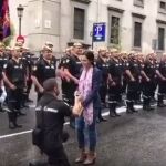 Momento en el que se arrodilla y le pide en matrimonio
