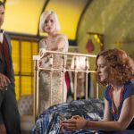 Sara Millán (Ana Polvorosa) junto a su amiga Carlota (Ana Fernández) y Miguel (Borja Luna)