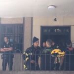Imagen de los servicios de emergencia en el portal de la vivienda siniestrada