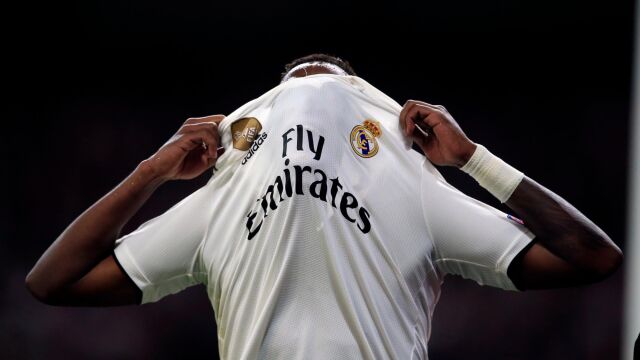 Vinicius se tapa la cara con su camiseta