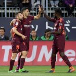 Los jugadores del FC Barcelona, el defensa Jordi Alba, el delantero uruguayo Luis Suárez y el defensa francés Samuel Umtiti, celebran el gol marcado por Suárez ante el Málaga