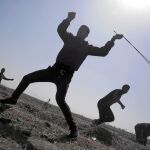 Varios jóvenes lanzan piedras contra los soldados israelíes en la frontera de la Franja de Gaza. Los enfrentamientos de ayer dejaron una veintena de heridos y Hamás aseguró que continuarán con las protestas hasta el 14 de mayo
