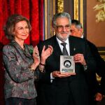 La Reina Sofía de España entrega el premio a la Excelencia del Instituto Español Reina Sofía al tenor Plácido Domingo en el Metropolitan Club en Nueva York. Foto: Efe/Kena Betancur