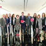 Jesús Julio Carnero y Juan Martínez Majo junto a las artistas de la exposición «Miradas»