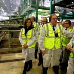 El presidente de Castilla y León, Juan Vicente Herrera, y la consejera de Agricultura y Ganadería, Milagros Marcos, durante una visita a la azucarera Acor