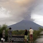 Turistas observan la erupción del volcán Agung en Karangasem, Indonesia