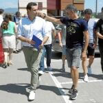 Luis Enrique saluda a José Molina en el aparcamiento de la residencia de la Ciudad del Fútbol de Las Rozas