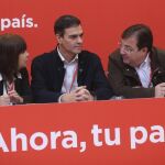 El secretario general del PSOE, Pedro Sánchez, la presidenta, Cristina Narbona y el líder extremeño, Guillermo Fernández Vara, durante la reunión del Comité Federal del partido / EFE