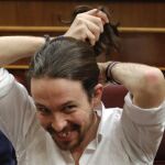 Pablo Iglesias cogiéndose la coleta en el Congreso de los Diputados