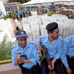 Varios policías vigilan el material electoral, ayer en Islamabad