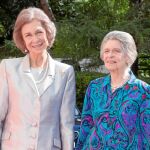 Doña Sofía junto a su hermana, Irene de Grecia, el pasado mes de agosto en Albania