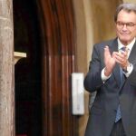 El ex president aplaude tras la aprobación de la ley para activar el referéndum